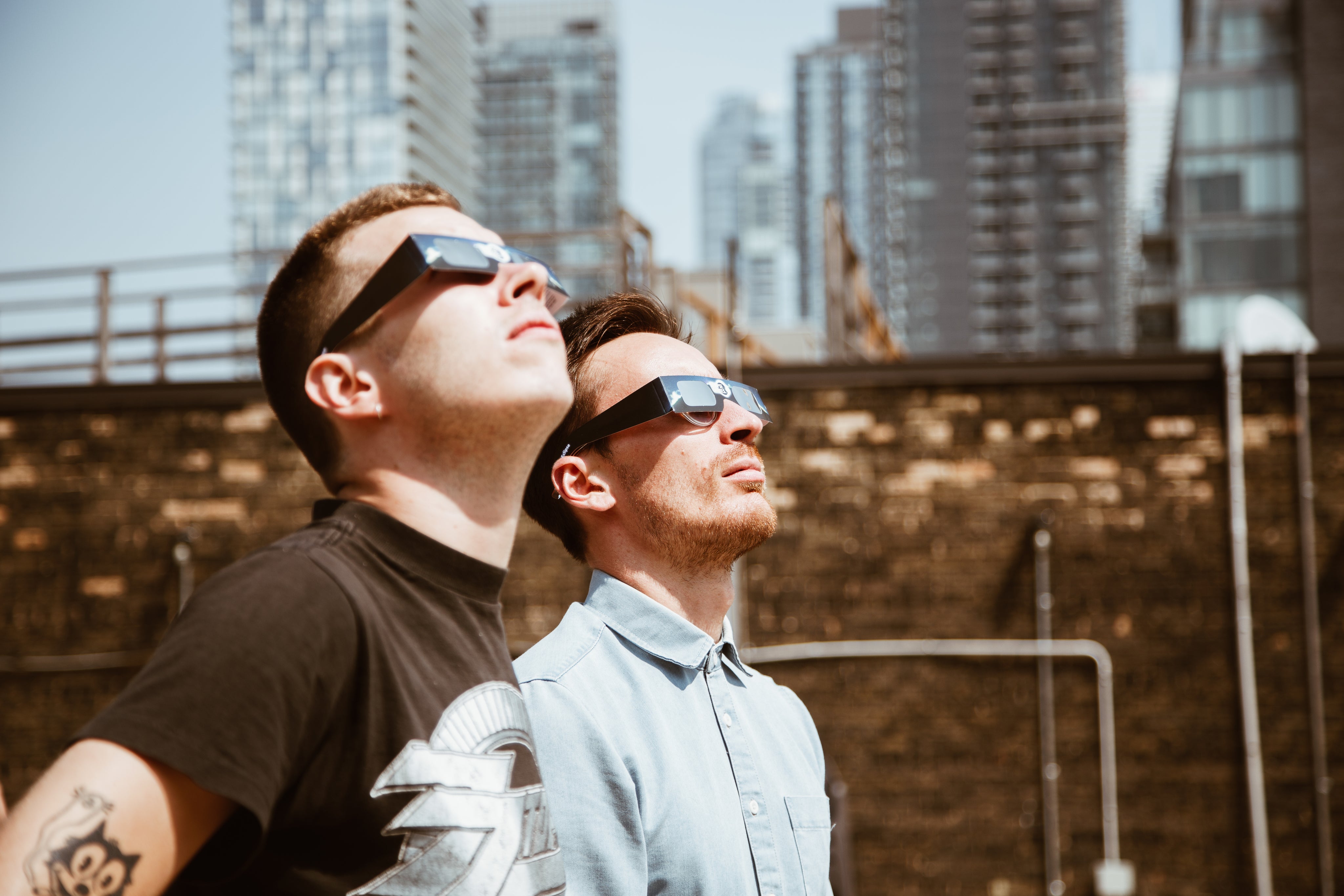 files/men-look-at-sun.jpg